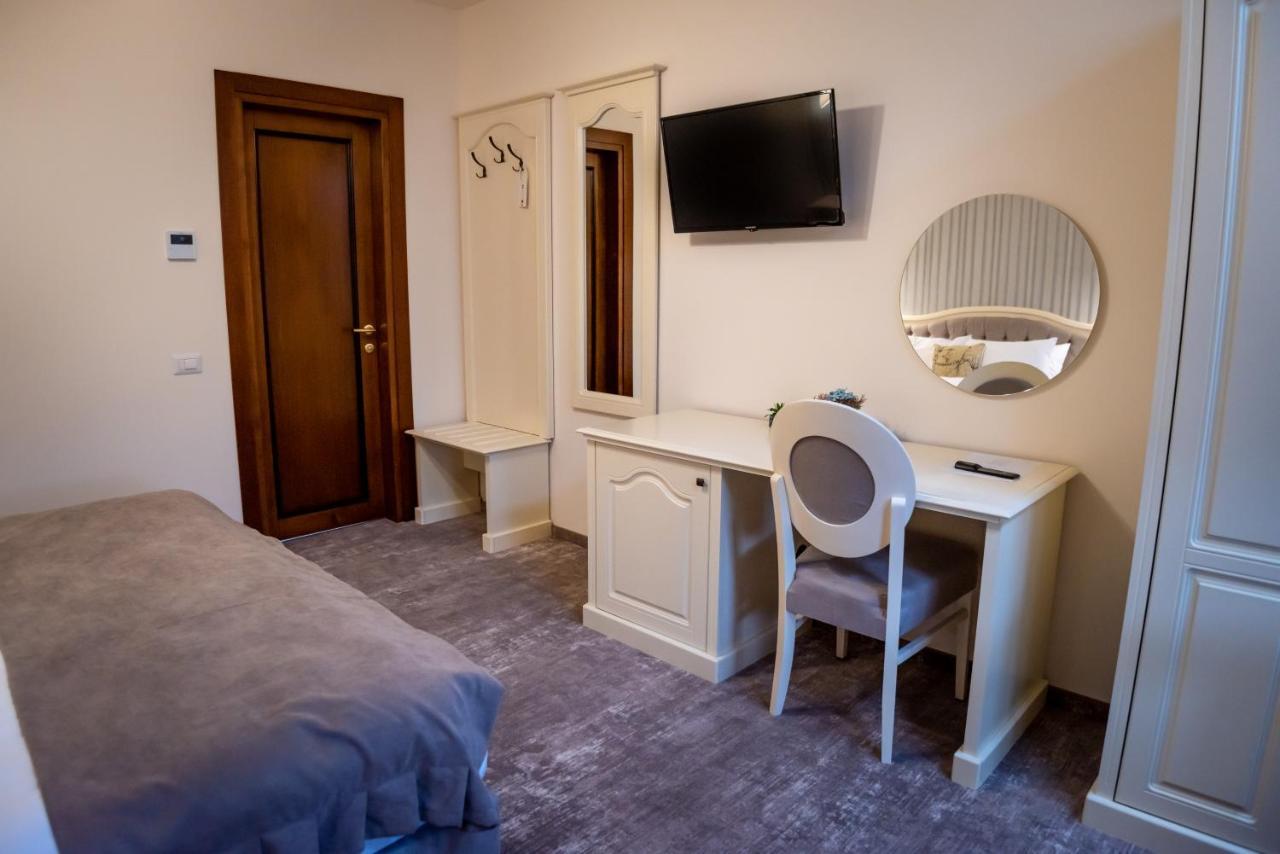 Ana Boutique Bed and Breakfast Alba Iulia Exteriör bild