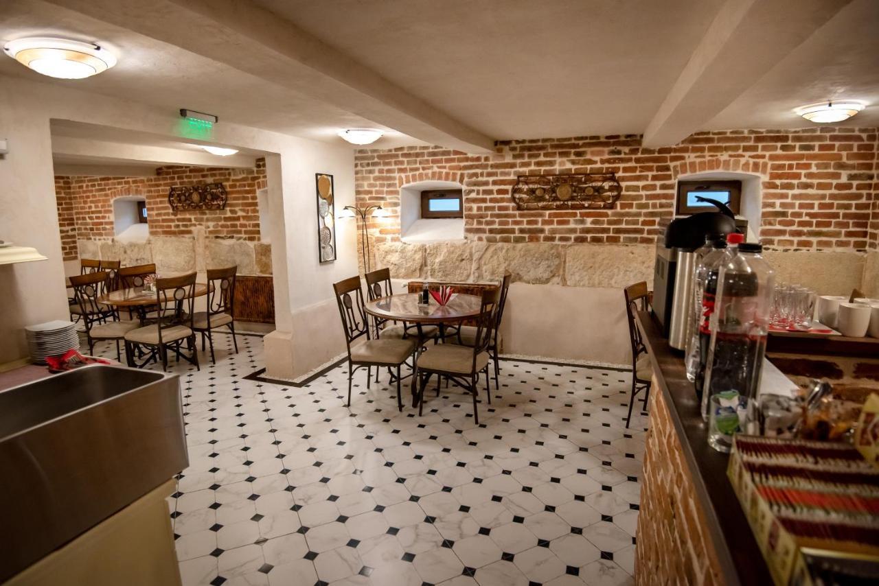 Ana Boutique Bed and Breakfast Alba Iulia Exteriör bild