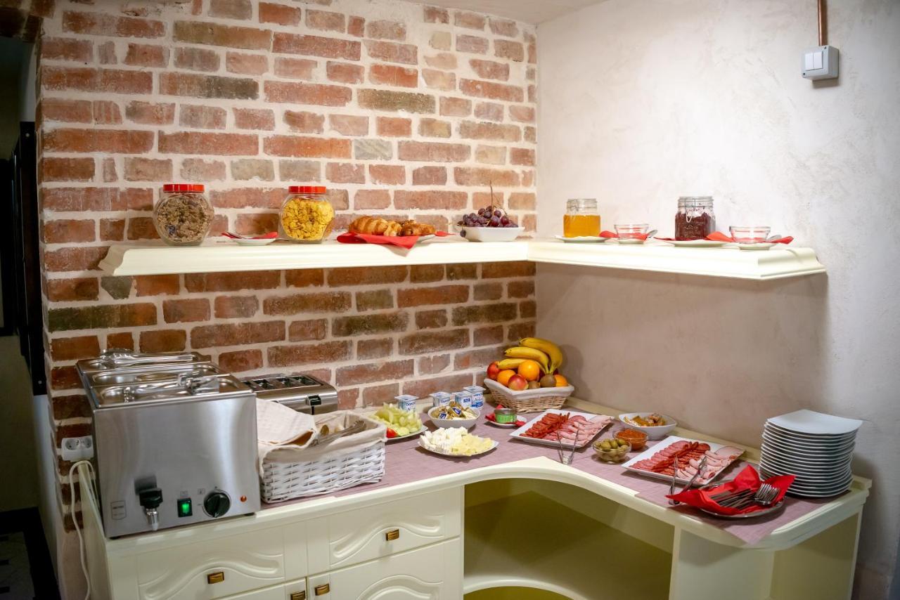Ana Boutique Bed and Breakfast Alba Iulia Exteriör bild